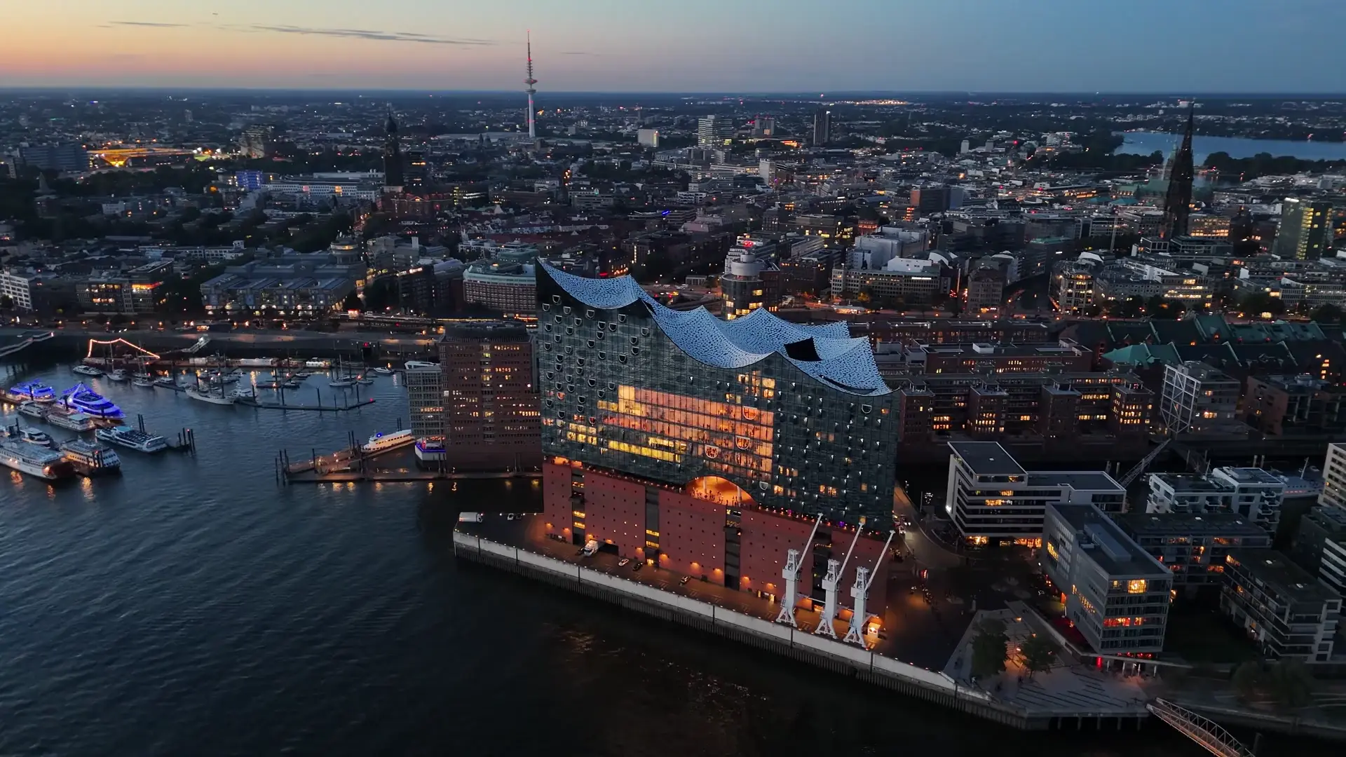 Hamburger Hafen mit Elbphilharmonie und Hafenkränen